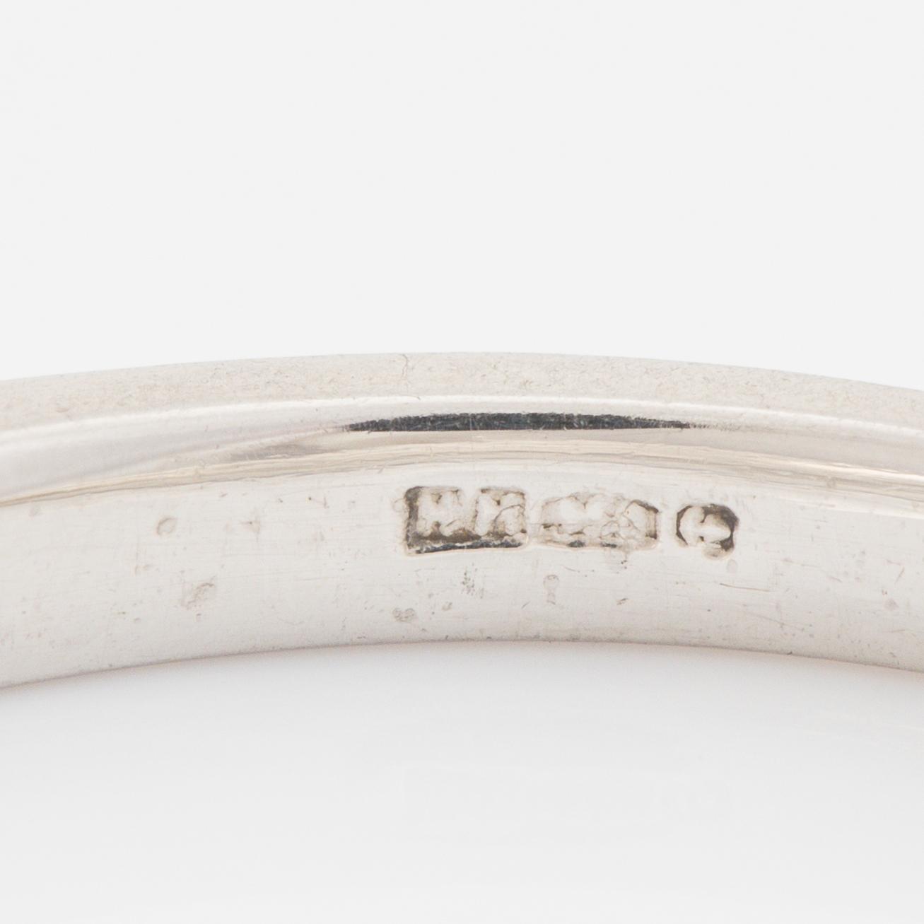 Vanbruun, ring, halvallians, platina med briljantslipade diamanter.