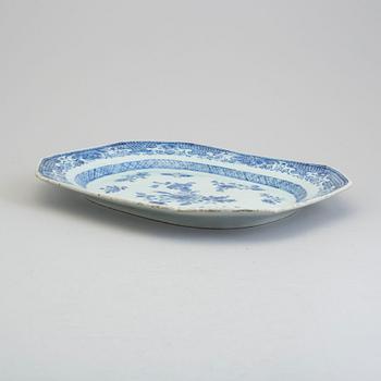 A blue and white serving dish, Qing dynasty, Qianlong (1736-95).