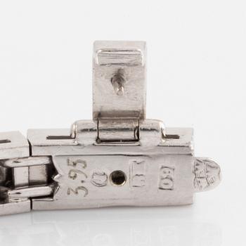 An 18K white gold bracelet set with round brilliant-cut diamonds.