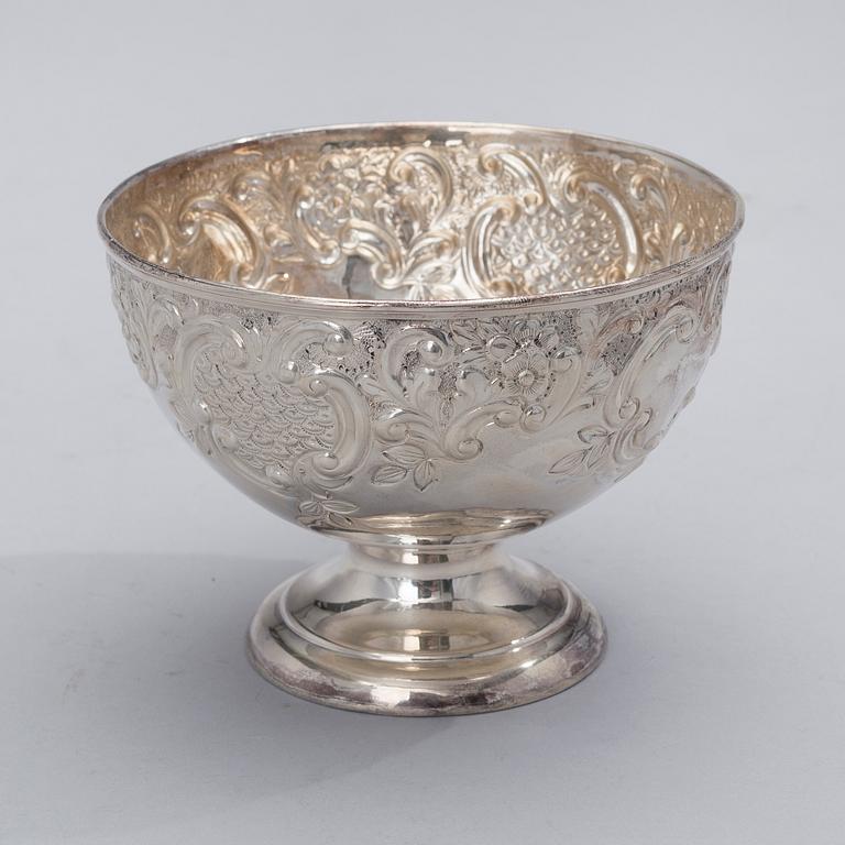 A BOWL, sterling silver, Henry Hutton Bourne, Birmingham 1901. Weight 124 g.