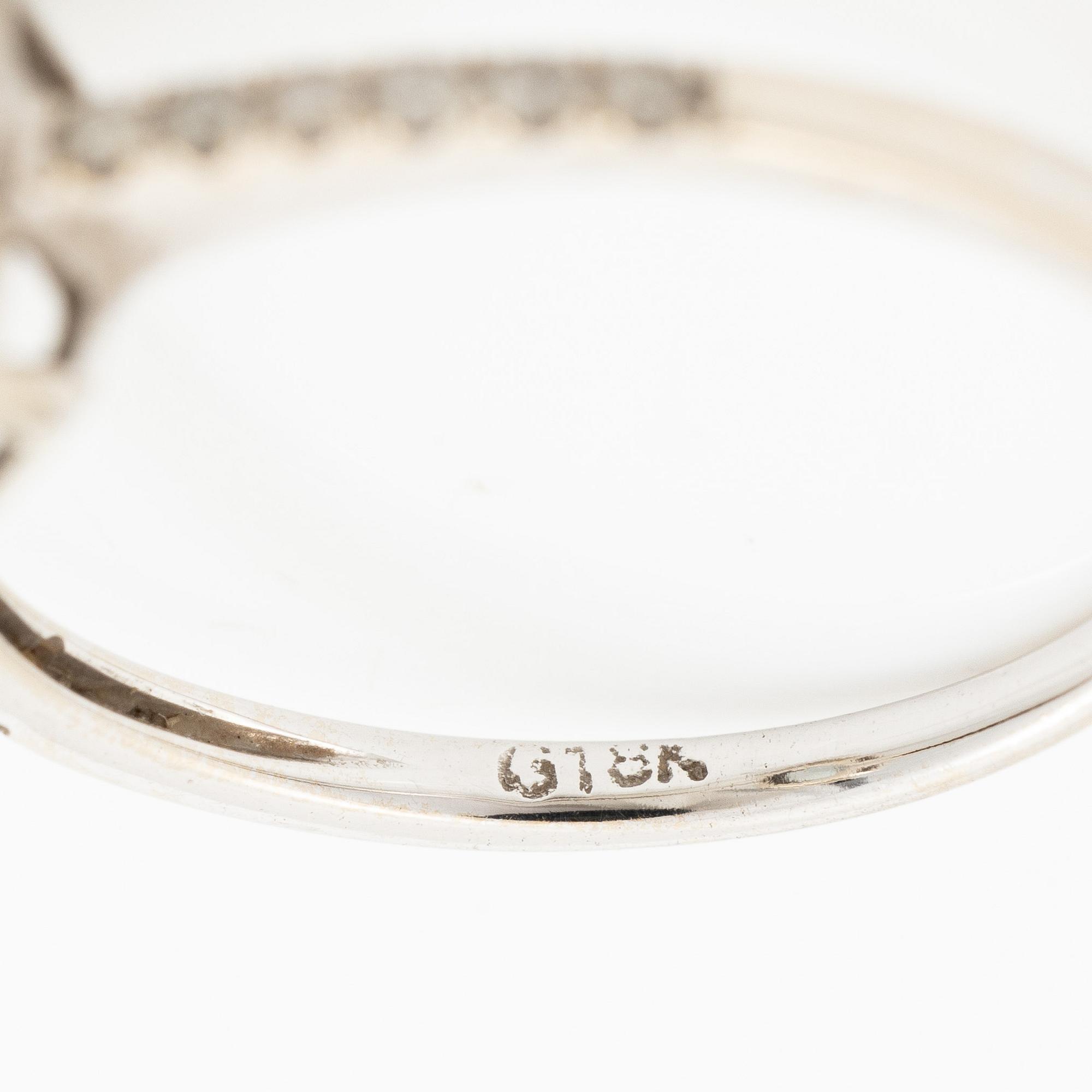 Ring, 18K vitguld med blå topas och briljantslipade diamanter.