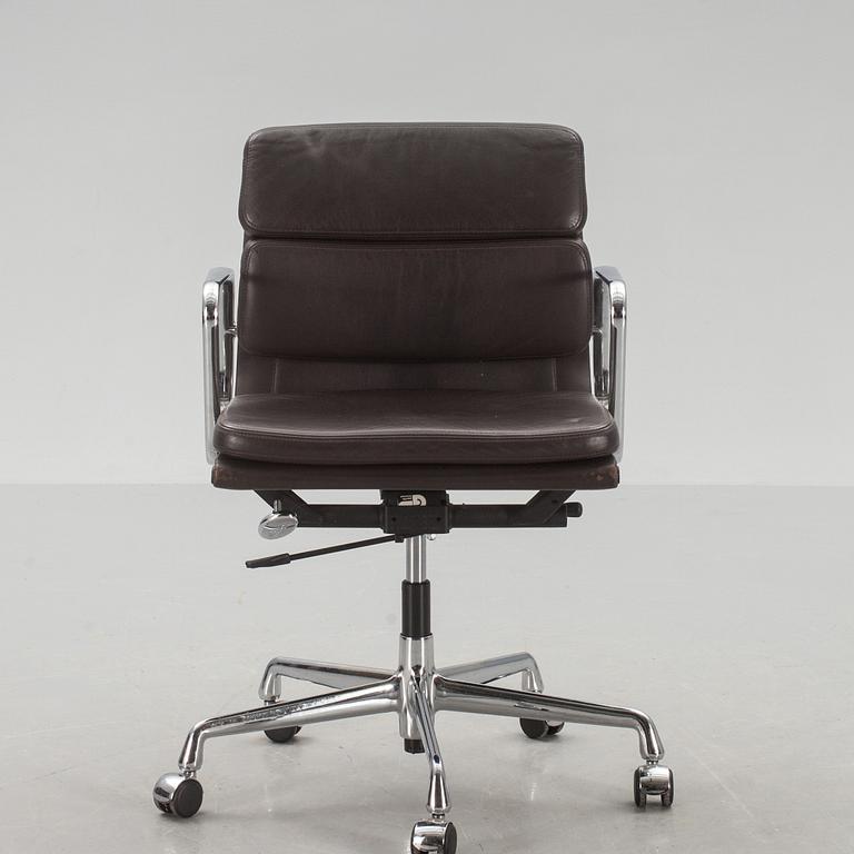 SKRIVBORDSSTOL, "Softpad/EA 217", Charles & Ray Eames, Vitra, märkt.