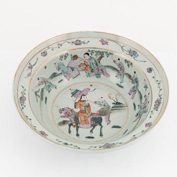 A porcelain basin, China, late Qing dynasty, around 1900.