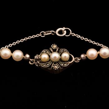 A collier with cultured akoya pearls and silver clasp.