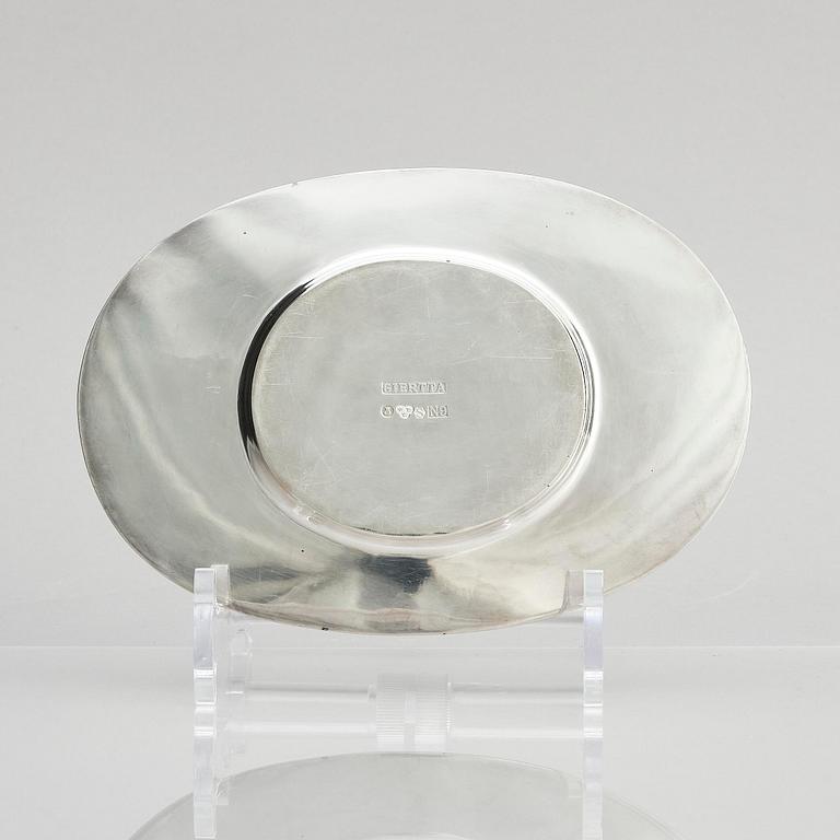 Claës E. Giertta, a silver sauce bowl with a dish, mark of Claës Giertta, Stockholm 1963.