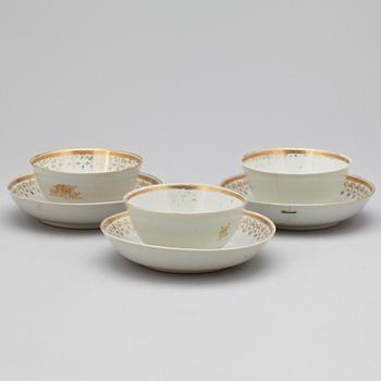 KOPPAR MED FAT, 3st, porslin, Kina, Qianlong (1736-1795).