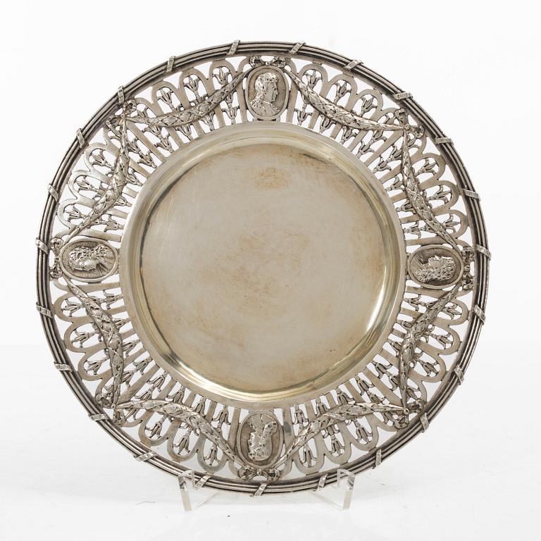 Round silver plate. Probably Georg Roth & Co. Hanau 1891-1919. Pseudomarks.