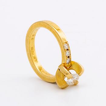 RING 18K gold w brilliant-cut diamonds, centre stoen approx 0,50 ct approx H-I VS, and smaller stones approx 0,15 ct in.