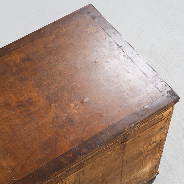 A late Gustavian chest of drawers, around 1800.