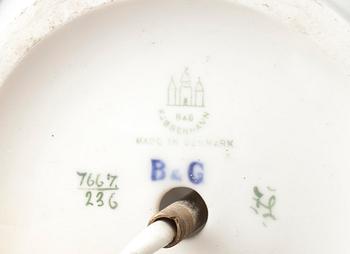 PÖYTÄVALAISIN, posliinia sekä kullattua messinkiä, Bing & Gröndahl, Tanska 1900-luvun alku.