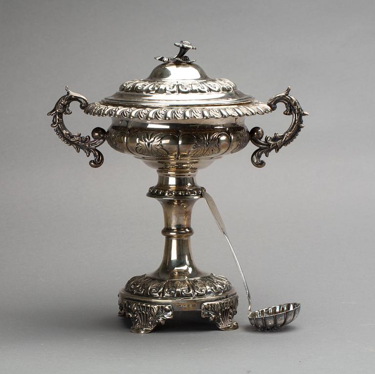SOCKERSKÅL på fot, silver, Anders Lundqvist, Stockholm. 1841. Total vikt ca 900 gram.
