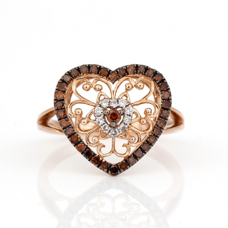 RING, 14K roséguld med cognacsfärgade och färglösa diamanter. Vikt ca 3 g.