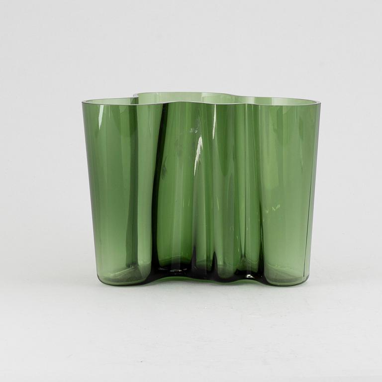 ALVAR AALTO, 'Savoy' 50-year jubilee glass vase, signed A. Aalto 1936-1986 Iittala 5018/8000.