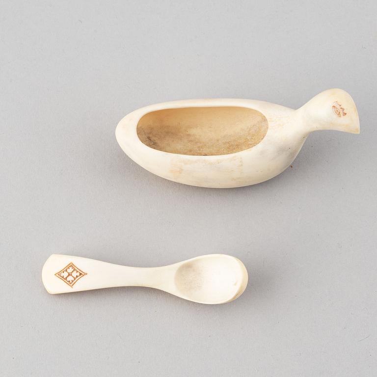 Lars Levi Sunna, saltripa med sked, renhorn, signerad LL Sunna.