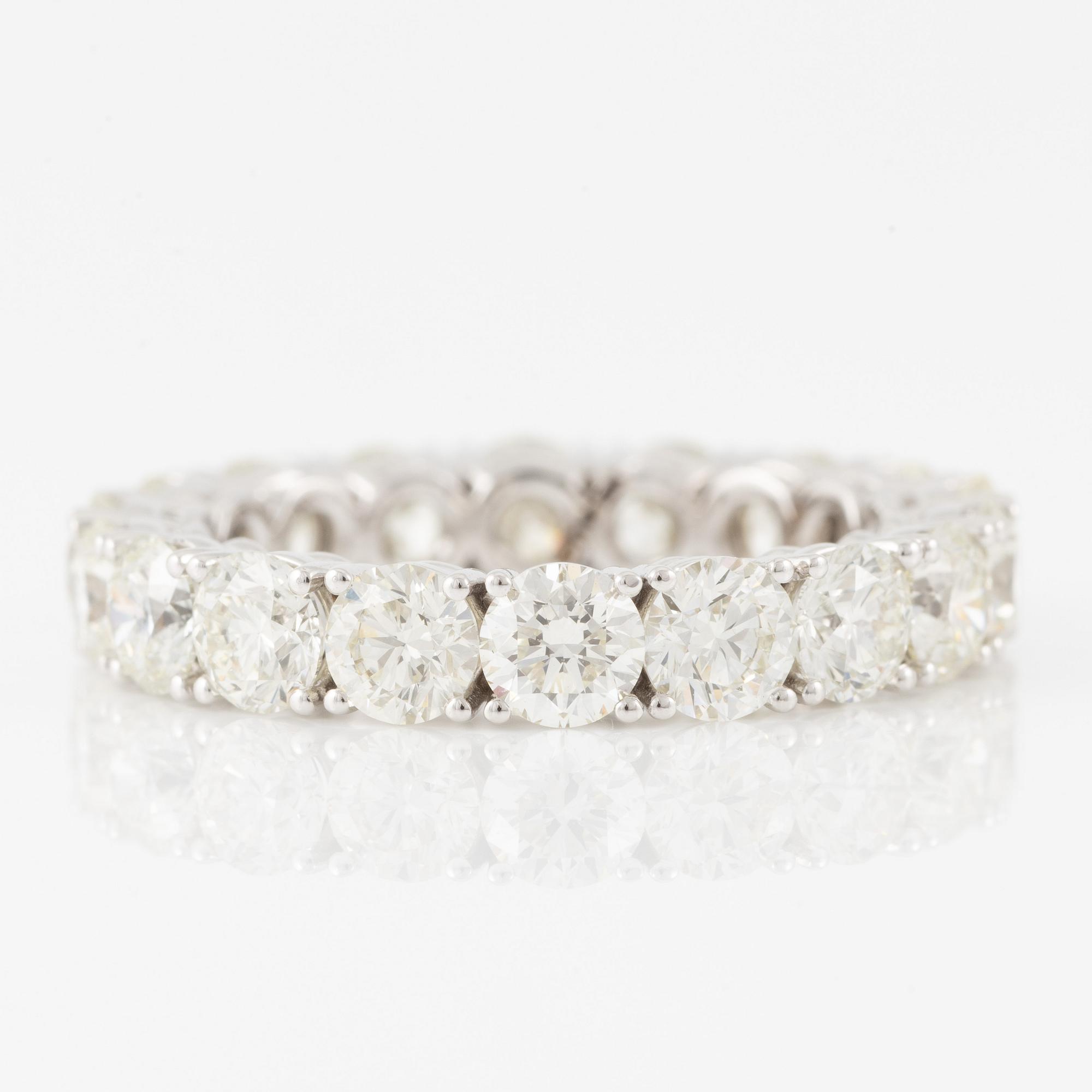Ring, full eternity, 18K white gold set with brilliant-cut diamonds.