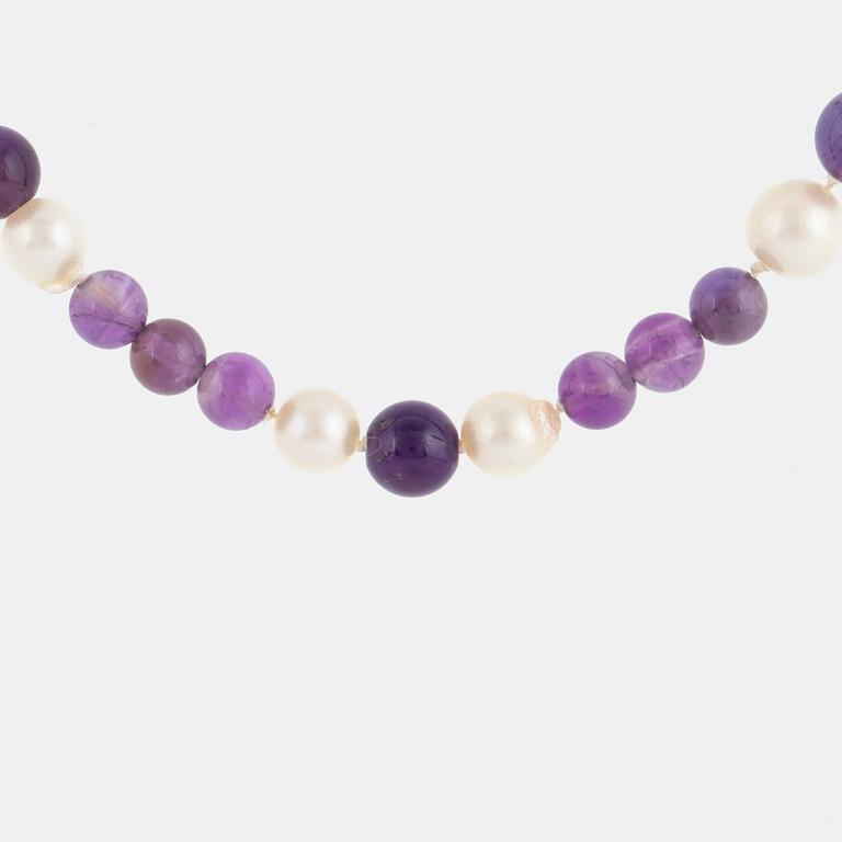 Amethyst and pearl necklace.