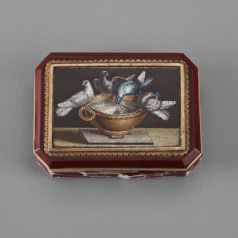 ASK med micromosaik, av purpurine, montering med bladverk av guld, Italien ca 1820-tal.