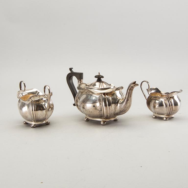 An English 3 pcs silver tea service, Birmingham 1908/09, total weight 570 gr.
