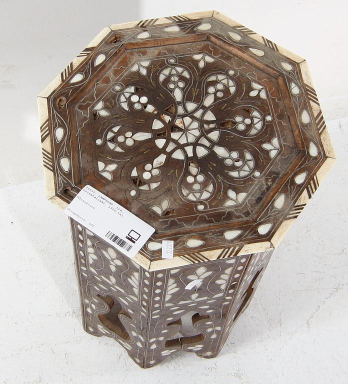 LAMPBORD, trä, orientaliskt, 1900-tal.