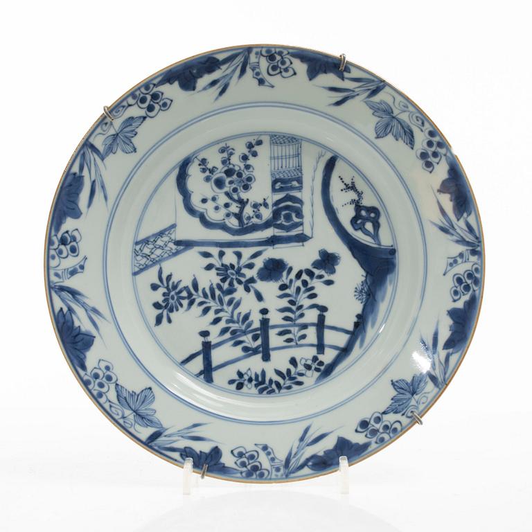 Tallrikar, tre stycken, porslin, Kina, Qingdynastin, Qianlong (1736-95).