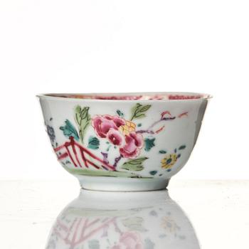 Tekanna med kopp och fat, porslin. Qingdynastin, 1700-tal.
