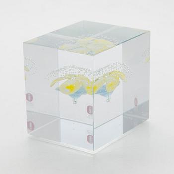 Oiva Toikka, annual glass cube 2000, signed Oiva Toikka Nuutajärvi 2000, 912/2000.