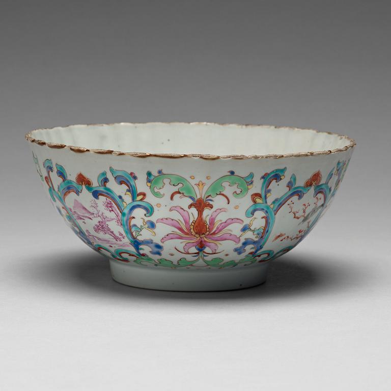 A famille rose bowl, Qing dynasty, Qianlong (1736-95).