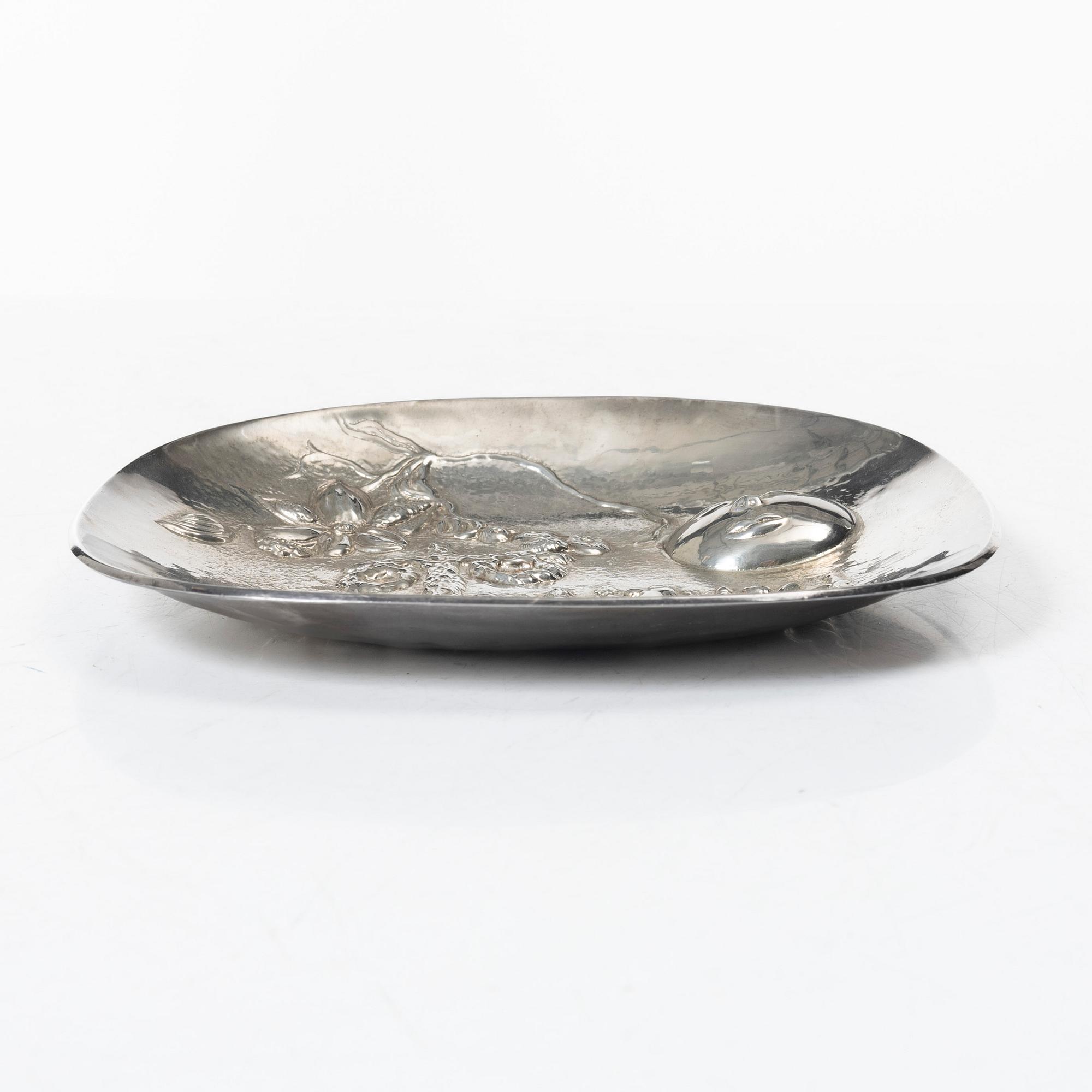 Olle Ohlsson, A silver dish, signed 1978 and numbered 76/350, Silvergillet AB, Malmö 1978.