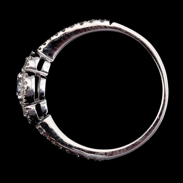 RING, 18K vitguld, diamanter tot ca 0.57 ct.