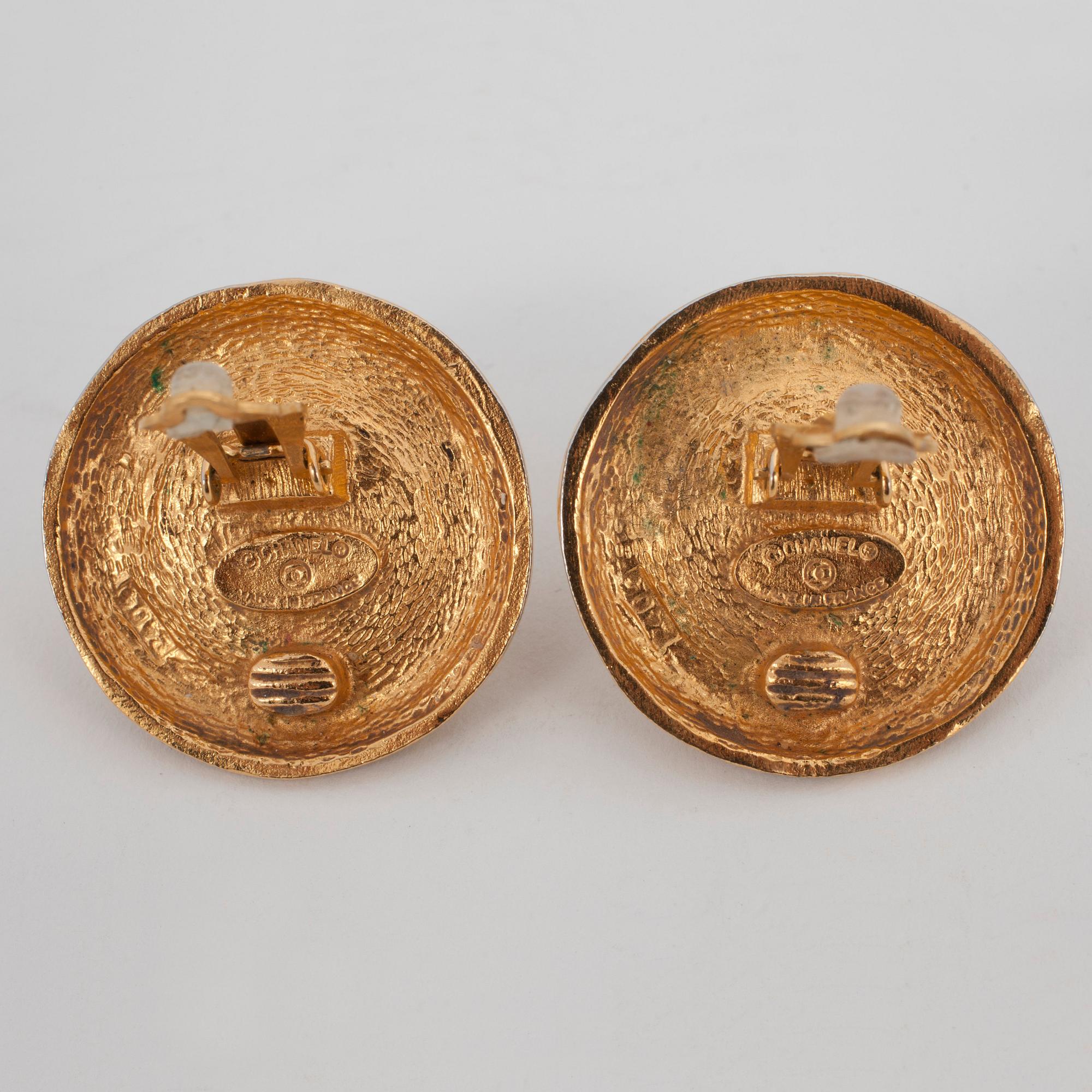 CHANEL, ett par clips.