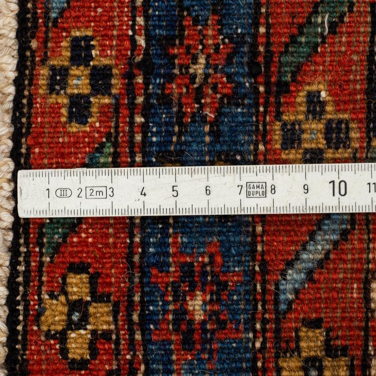 A RUNNERM Old West persian, ca 326 x 76 cm.