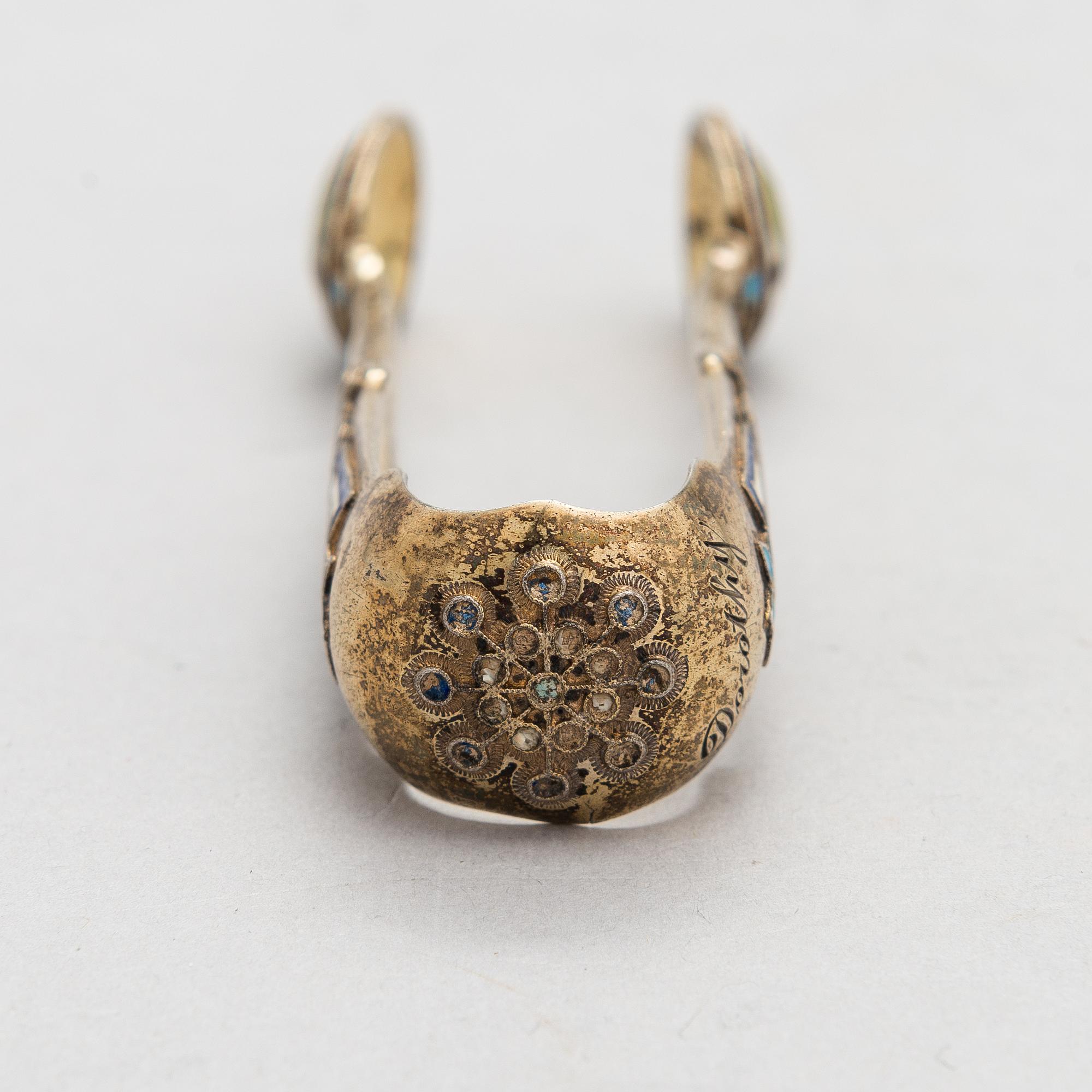 Sokeripihdin, kullattua hopeaa, cloisonné-emaloitu, Moskova 1900-luvun alku.