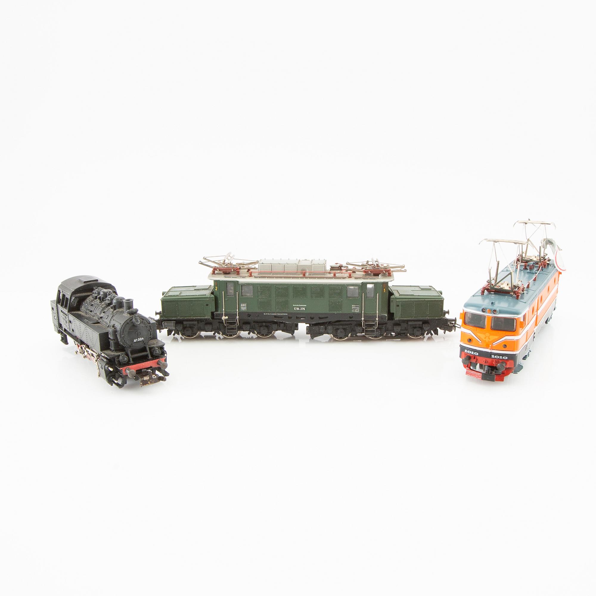 Märklin, 4 pcs. locomotives, including model 3031 and 3074, 6 cars of various models.