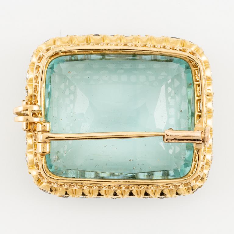 A pendant/brooch in 18K gold with a step-cut aquamarine and old-cut diamonds.