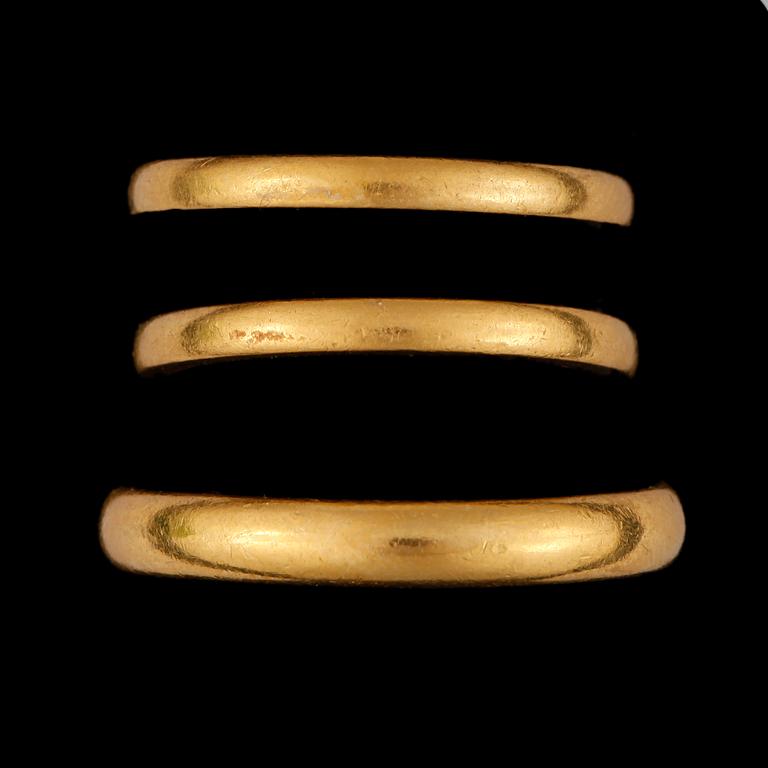 PARTI GULD, 4 delar, 23k resp 18k guld. Vikt 16,5g resp 2,1g.