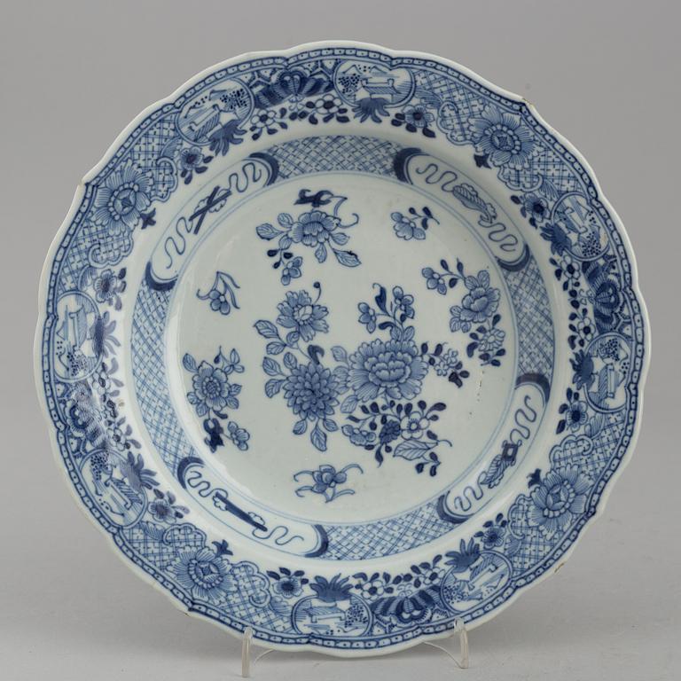 SOPPTALLRIKAR, djupa, sju stycken (6+1), kompaniporslin. Qingdynastin, Qianlong (1736-95).