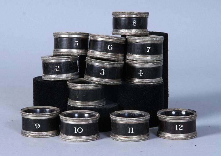 SERVETTRINGAR, 12 st, pläter och trä,1800-talets slut.