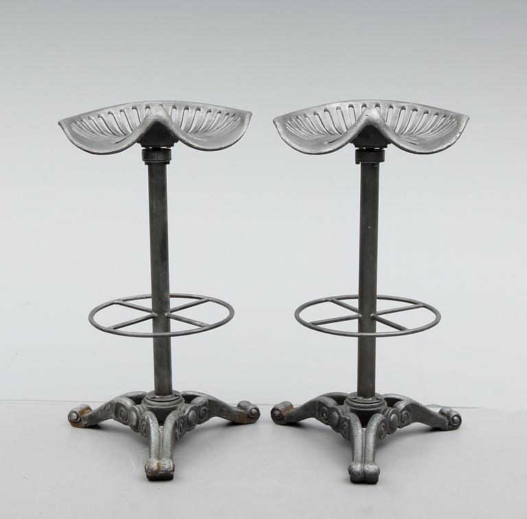 BARSTOLAR, 2 st, gjutjärn, 1900-talets andra hälft.