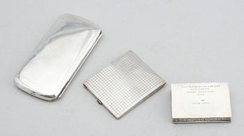 CIGARRETUIN 2 st samt DOSA, silver, 1900-talets första hälft. Tot vikt ca 292 g.