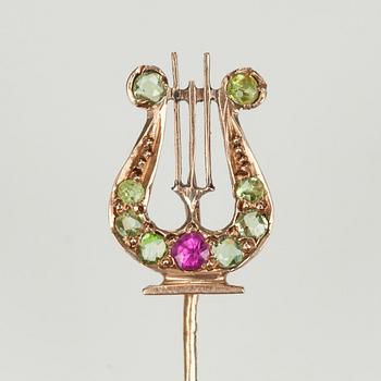 RINTANEULA, kultaa, 14K (56), pieniä smaragdeja ja 1 rubiini. Venäjä, vuosisadan vaihde 1800/1900-luku.
