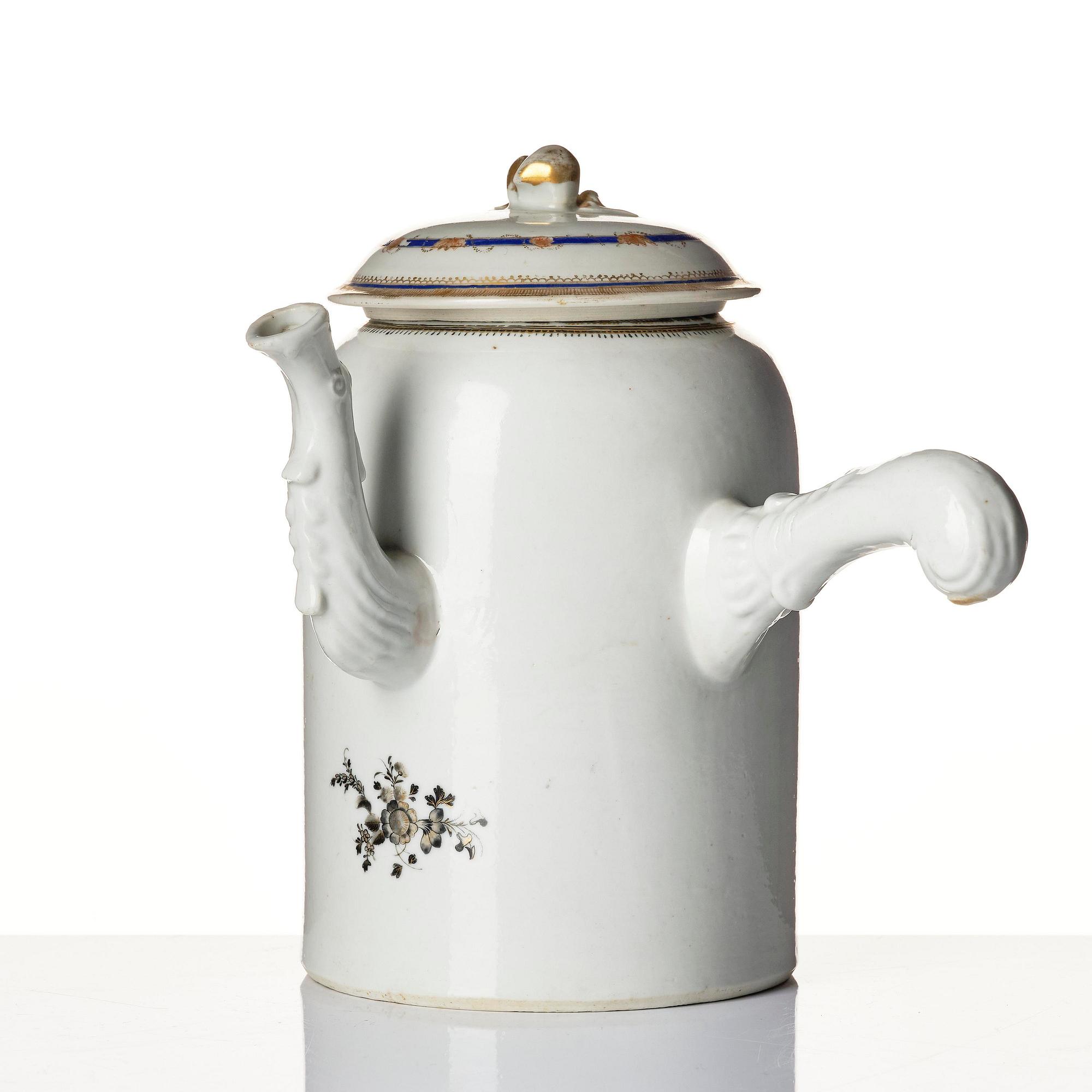 A set of 10 'European Subject' custard cups with covers and a coffeepot with cover, Qing dynasty, Jiaqing (1796-1820).