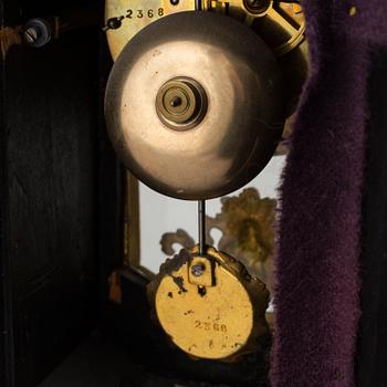 A FRENCH BOULLE MANTEL CLOCK, second half of the 19th century.