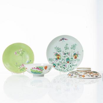 A set with two dishes, a cover and a bowl, late Qing dynasty.