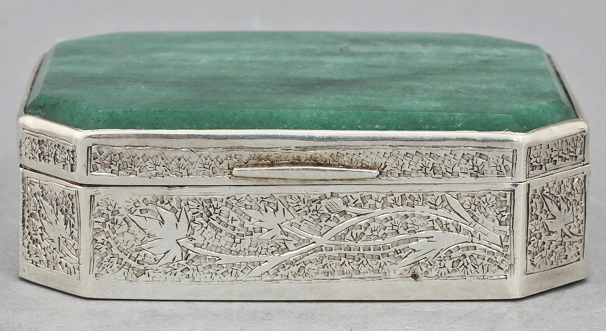 DOSA, låhaltigt silver, 1900-tal. Tot vikt 190 g.