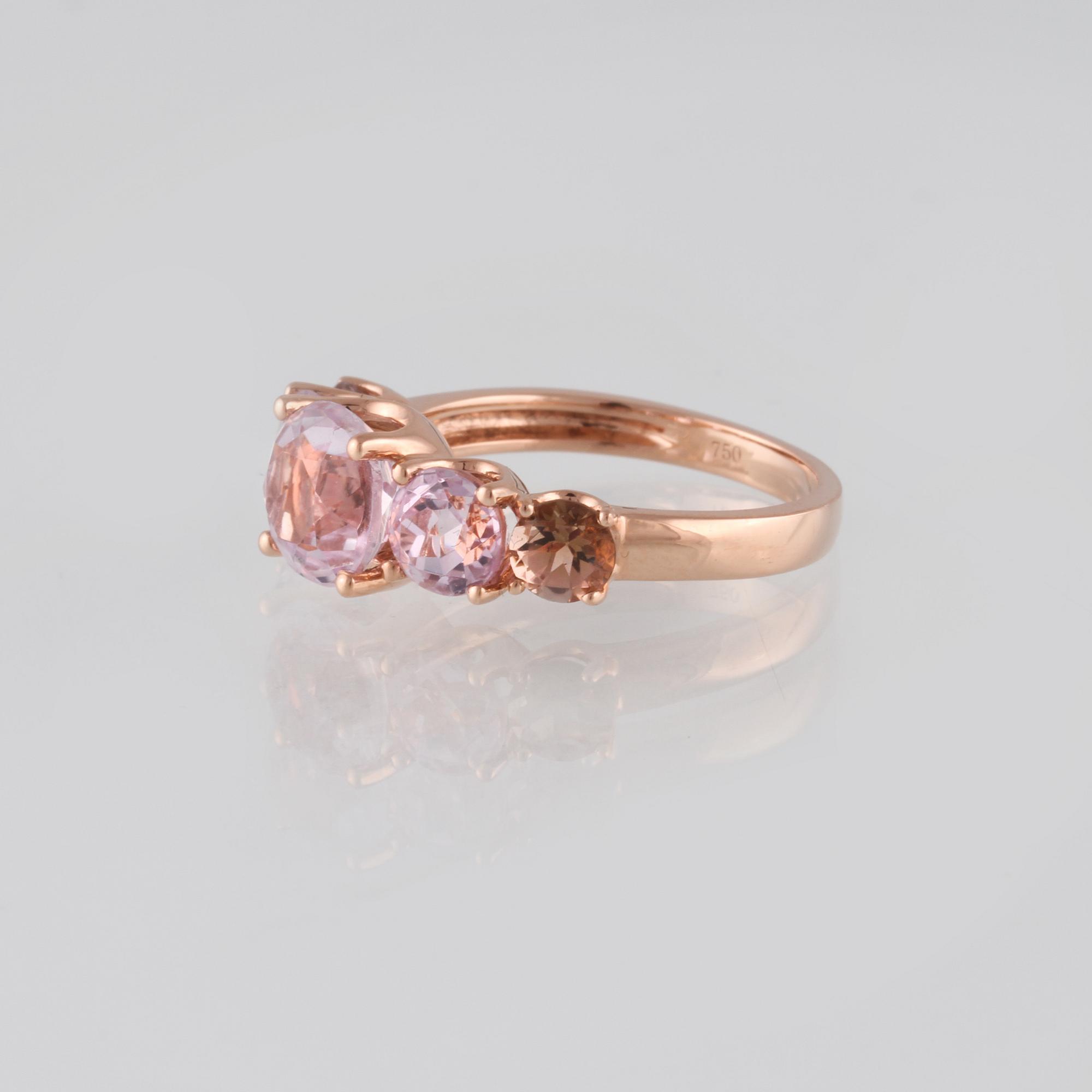 RING, 18K guld med 3 fasettslipade kunziter ca 3.2 ct samt 2 turmaliner ca 0.55 ct. Vikt 4,0 gram.