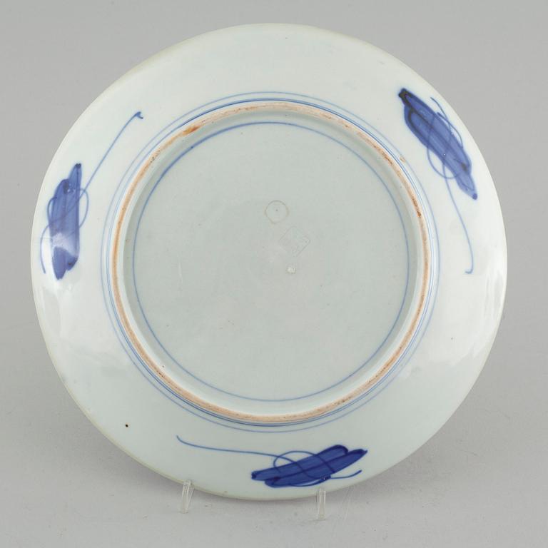 A japanese imari dish, 20th century.