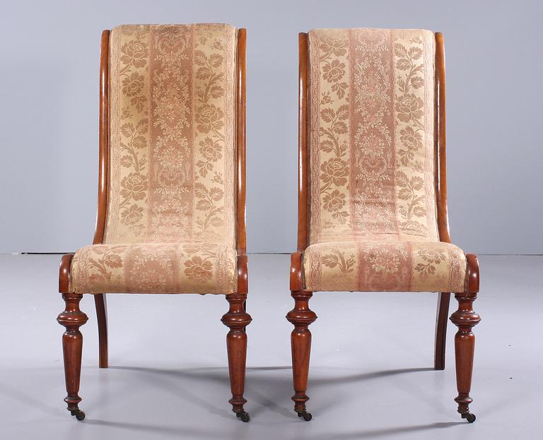 STOLAR, ett par, sk svanstolar, nyrenässans, 1800-talets andra hälft.