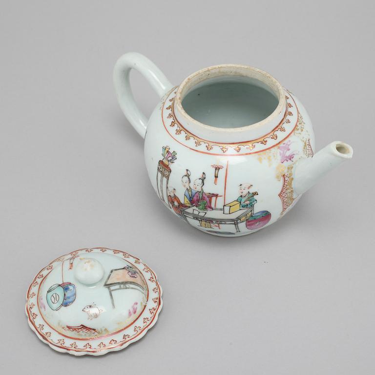 An 18th century Chinese porcelain tea pot.