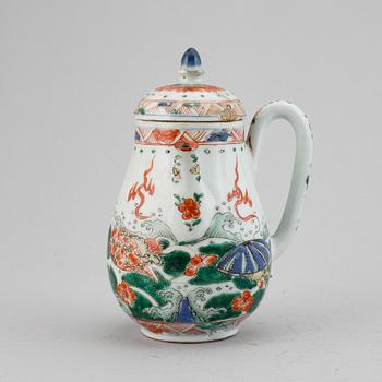 An Imari verte tea pot with cover, Qing dynasty, Kangxi (1662-1722).