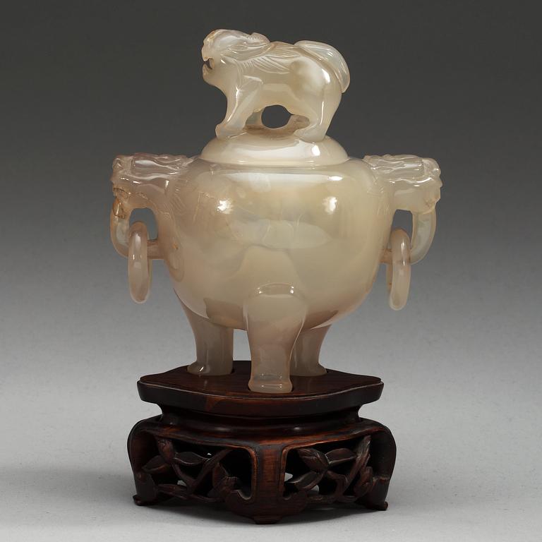 A carved agathe censer with cover, late Qing dynasty.